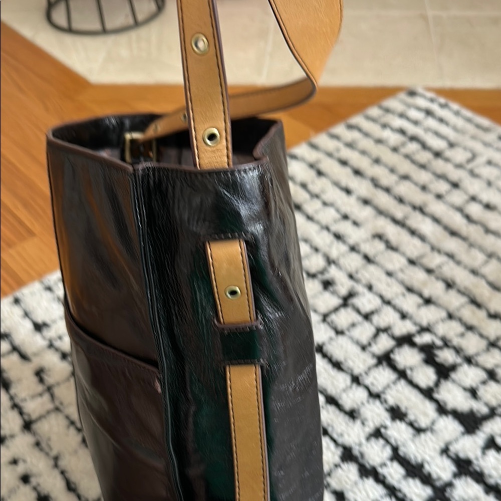 Hobo Black and Tan Shoulder Bag with Spacious Design - Picture 5 of 6